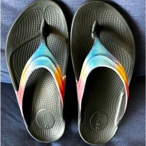 OOFO OOlala women’s sandals size 10. Color is peach/pink/blue and black